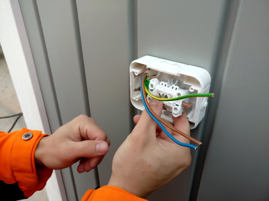 Electricieni în România